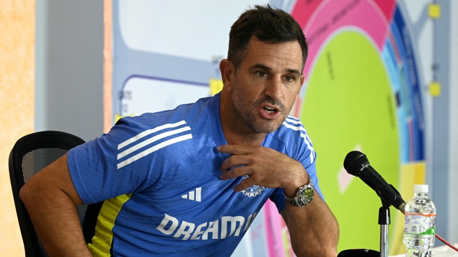 Ryan ten Doeschate speaks to the media in Hyderabad — Article image accompanying Ten Doeschate quits India assistant coach role, set to rejoin KKR on WagerUp Sports News.