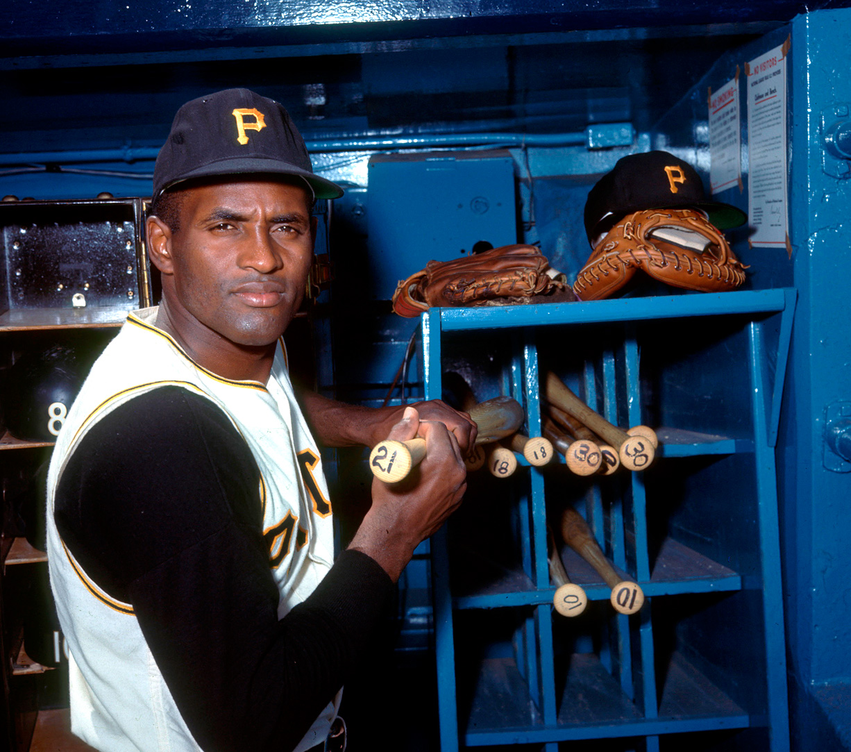 Outfielder Roberto Clemente' #21of Pittsburgh Pirates bats during