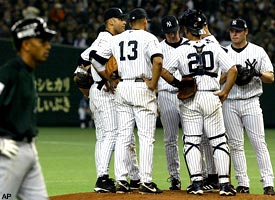 Tampa Bay Devil Rays' Tino Martinez and Eduardo Perez work out on