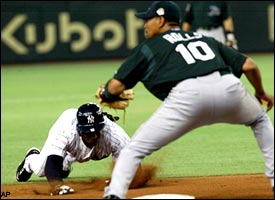 Tampa Bay Devil Rays' Tino Martinez and Eduardo Perez work out on