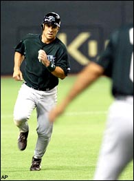 Tampa Bay Devil Rays' Tino Martinez and Eduardo Perez work out on