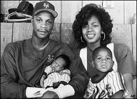 Darryl Strawberry of the New York Mets with his wife Lisa, daughter News  Photo - Getty Images