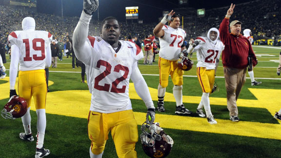 Oregon's Darron Thomas throws a pass during the first half of the BCS  National Championship NCAA college football game Monday, Jan. 10, 2011, in  Glendale, Ariz. (AP Photo/Charlie Riedel Stock Photo - Alamy