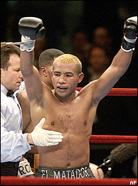 Former champ gets decision over sub - ESPN