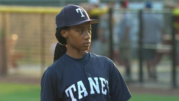 Female pitching star lifts team to LLWS - ABC7 Chicago