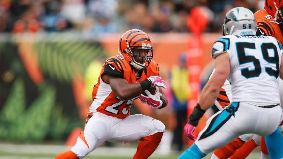 Bengals running back Giovani Bernard leaves with right shoulder