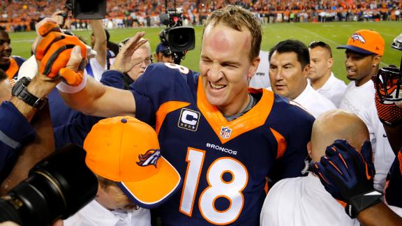 Peyton Manning of Denver Broncos breaks Brett Favre's all-time touchdown  pass record - ESPN