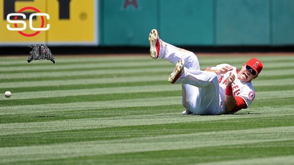 Mike Trout exits with wrist injury