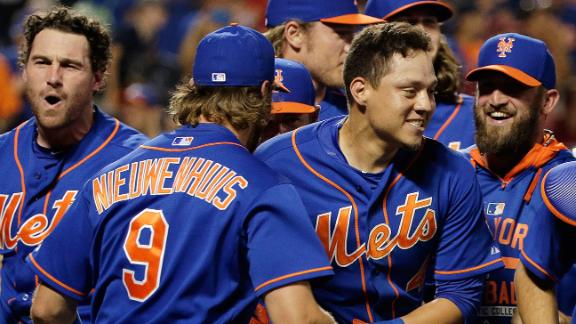 Two nights after thinking he was traded, Wilmer Flores puts Mets by.. -  ABC7 Chicago