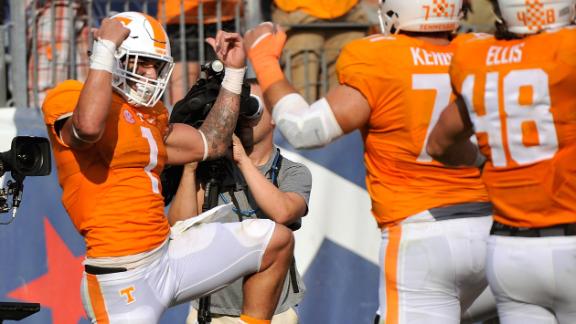 November 14, 2015: Alvin Kamara #6 of the Tennessee Volunteers runs the  ball for a touchdown during the NCAA Football game between the University  of Tennessee Volunteers and the North Texas Mean