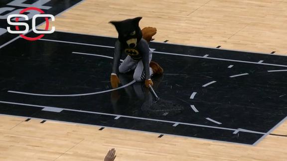Spurs Mascot Catches Bat During Pre Warm Ups Abc11 Mascot Catches Bat Before Spurs