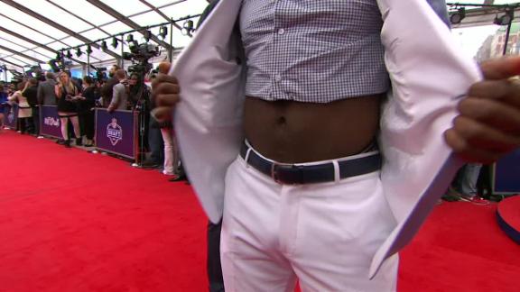 Ezekiel Elliott Rocks Crop-Top on Red Carpet