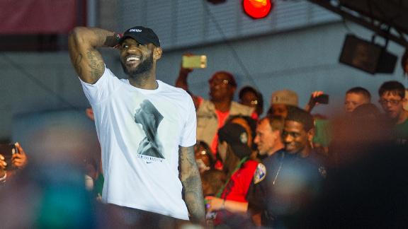 LeBron James dazzles hometown crowd in Akron title party - ABC7 New York