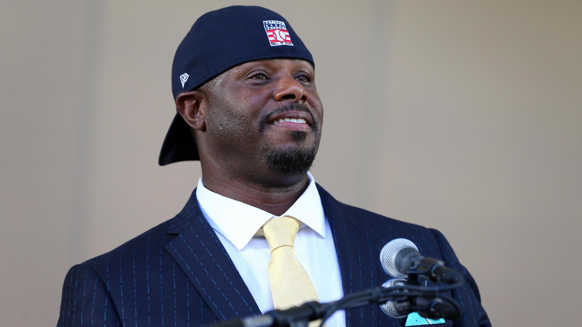 Ken Griffey Jr. dons backward cap during HOF speech