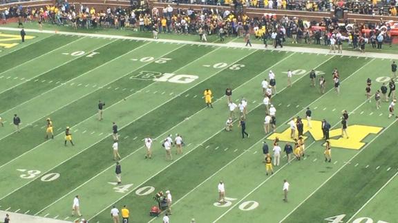 Tom Brady plays catch with Jim Harbaugh during visit to Michigan