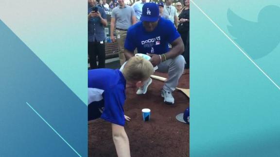 Young Dodgers fan does 50 push-ups for Yasiel Puig's bat