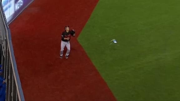 Blue Jays fan throws beverage at Orioles outfielder during AL wild