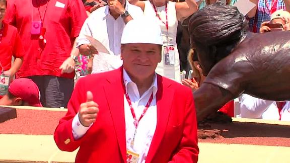 Cincinnati Reds honor Pete Rose with bronze statue at stadium