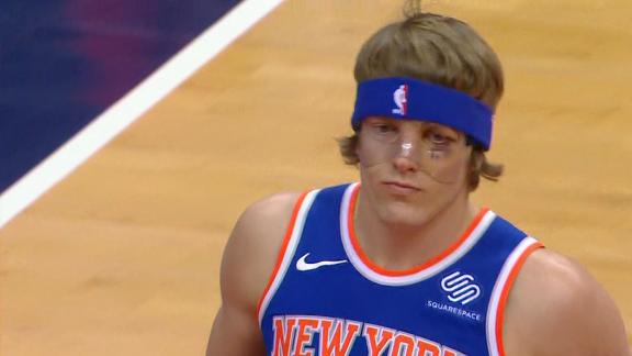 Knicks Ron Baker Returns Wearing Mask After Orbital Fracture Abc7 New York