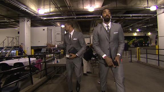 LeBron James, Cavaliers wear matching suits to game — again