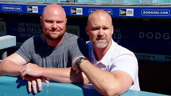 Longtime pals David Ross, Jon Lester help Cubs stay alive in World Series