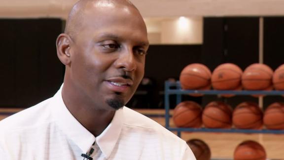 Anfernee Penny Hardaway Autographed Basketball with Stand