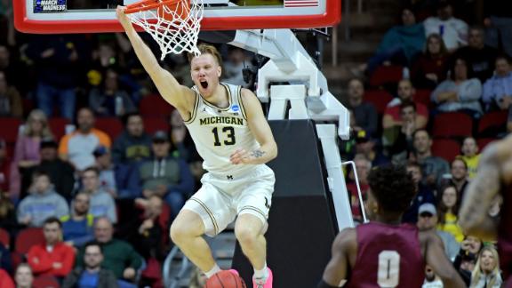 Brazdeikis' steal leads to power slam