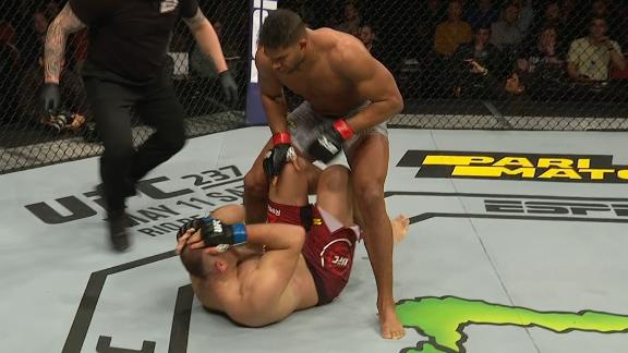Overeem wins vs. Oleinik via 1st-round TKO