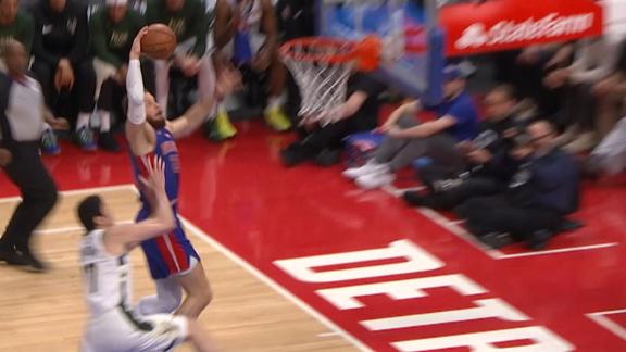 Griffin briefly sidelined after massive dunk