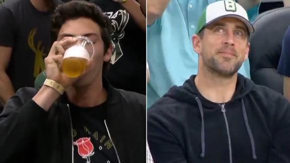Yelich joins in on beer chug with Rodgers