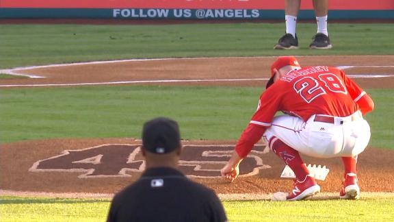 Heaney honors Skaggs with message on mound