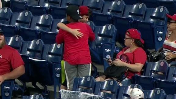 Young fan gifts foul ball to another young fan in Philadelphia