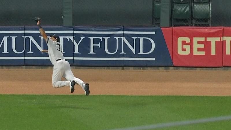 Hicks' diving catch seals Yanks' wild win in Twin Cities