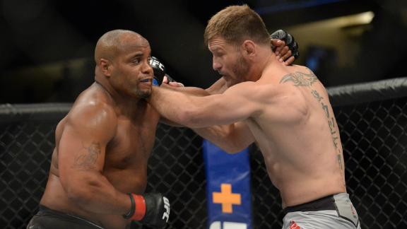 Miocic beats Cormier to regain title