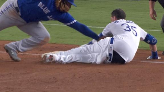 Bellinger's pants fall down sliding into 3rd