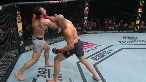 Teixeira connects with a combo in Round 2