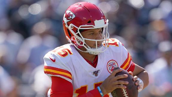 Patrick Mahomes throws 4 TDs to lead Chiefs past Raiders