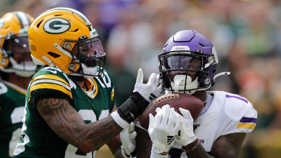 Diggs mean mugs Packers fans after deep TD