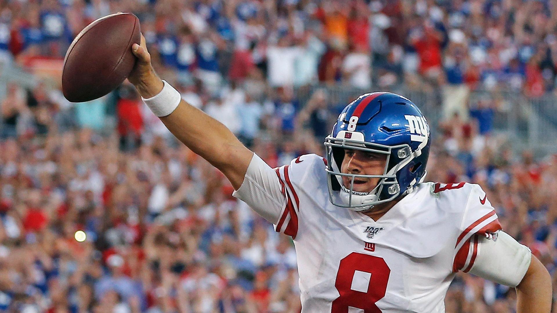 Jones' 4 TDs rally Giants past Buccaneers