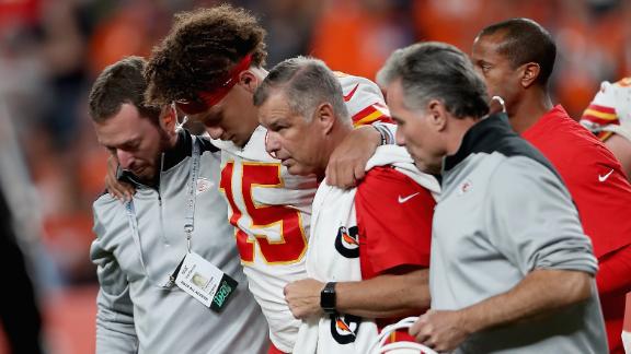 Mahomes exits game in 2nd quarter with knee injury