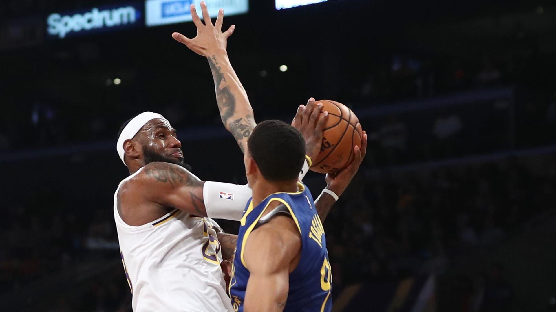 LeBron delivers ridiculous no-look pass to Green for 3