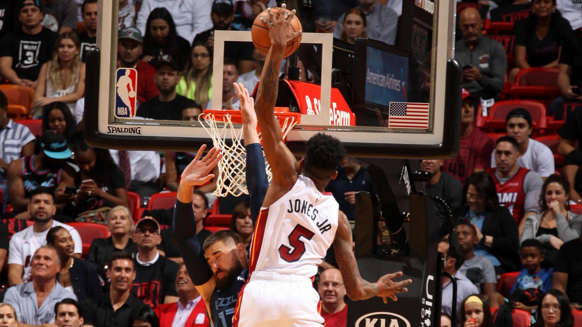 Jones Jr. destroys Valanciunas at the rim