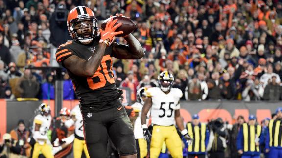 Mayfield finds Landry wide open for TD