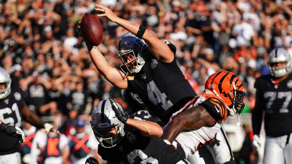 Carr dives to score 2nd career rushing TD