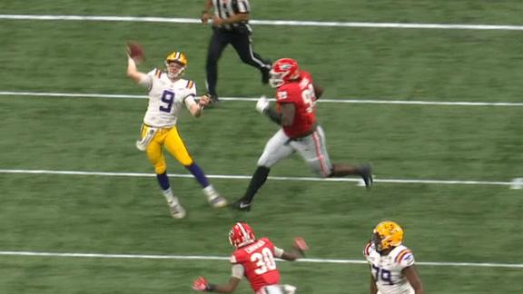 Burrow shakes defenders, completes 71-yard pass to Jefferson