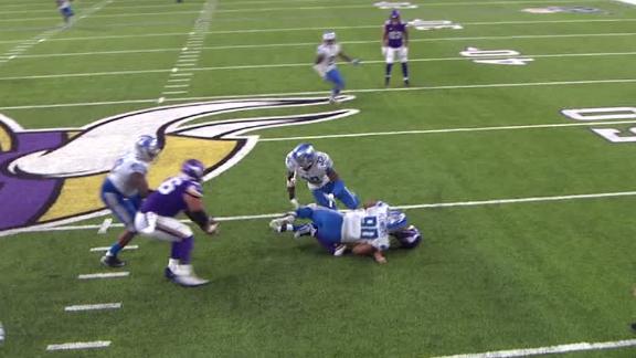 Vikings' center hauls in 1st NFL catch