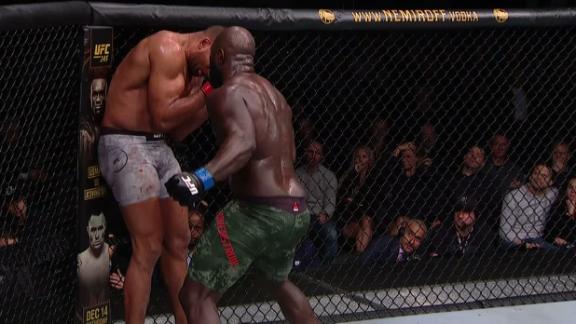 Rozenstruik works Overeem's body against the cage