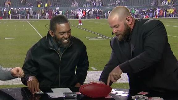Moss gets fooled by former Eagles long snapper's magic trick