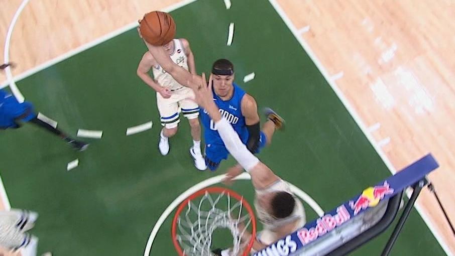 Gordon blows kiss to Lopez after poster