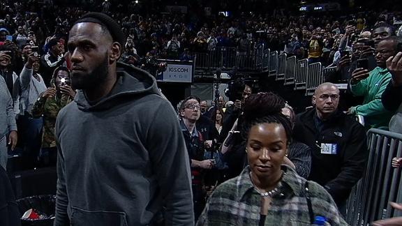 LeBron arrives to watch Bronny play